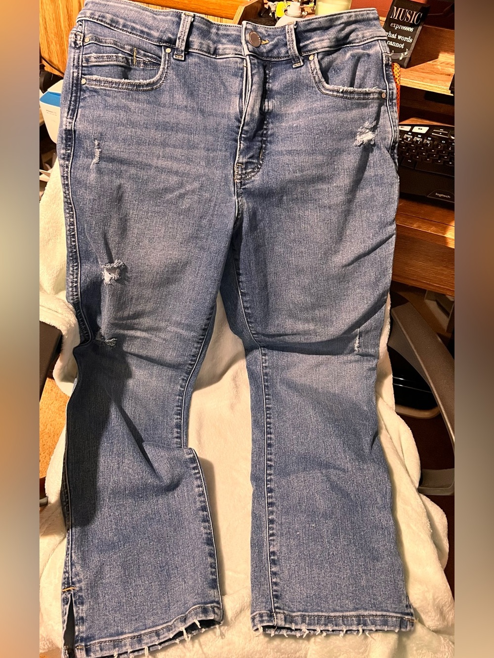 Women's Cropped Distressed Jeans in Mid Blue